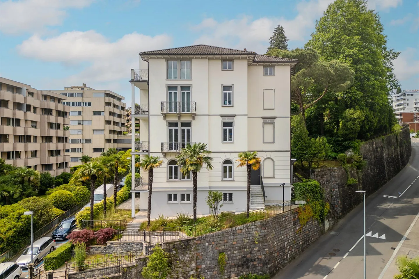 Prestigious Villa with Lake View Near the Center - Photo 2 of 13