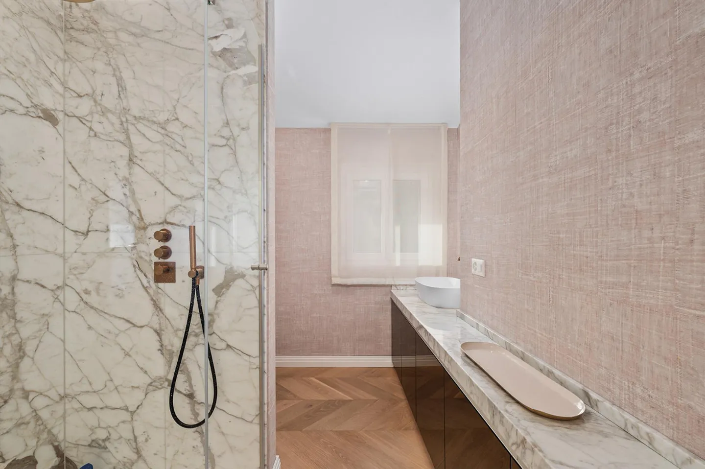 Prestigious Villa with Lake View Near the Center - Photo 8 of 13