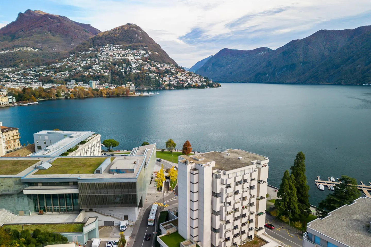 Prestigious Villa with Lake View Near the Center - Photo 13 of 13