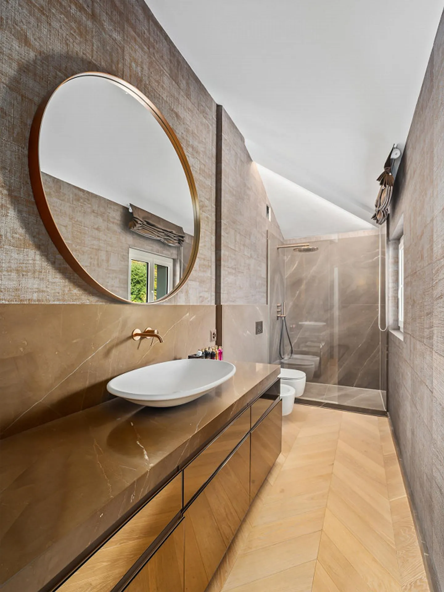 Prestigious Villa with Lake View Near the Center - Photo 10 of 13