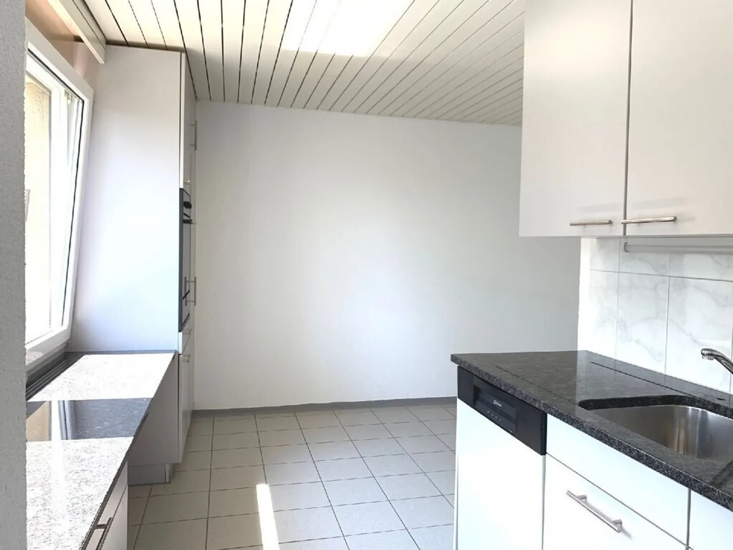 Spacious Family Apartment - Photo 3 of 11