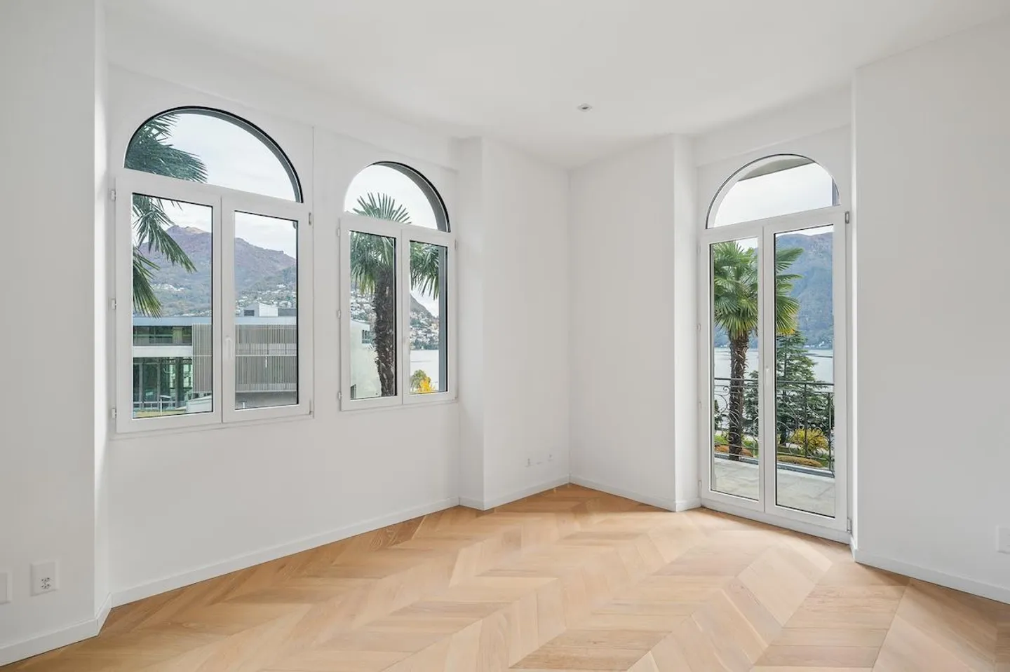 Prestigious Villa with Lake View Near the Center - Photo 12 of 13