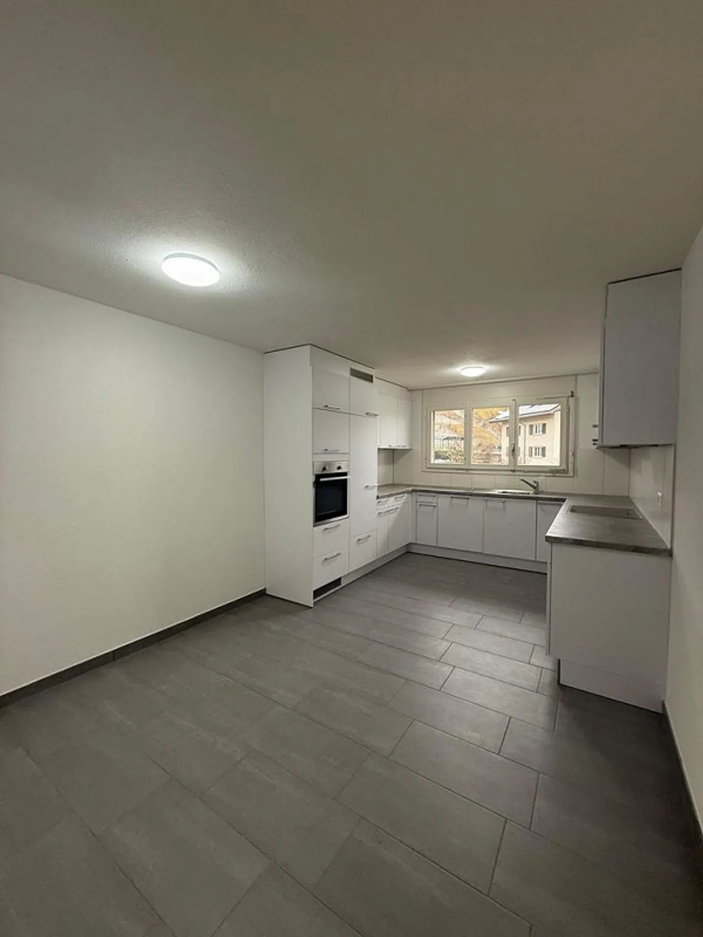 Luminoso appartamento di 4,5 stanze al 2° piano con balcone - Foto 1 di 11