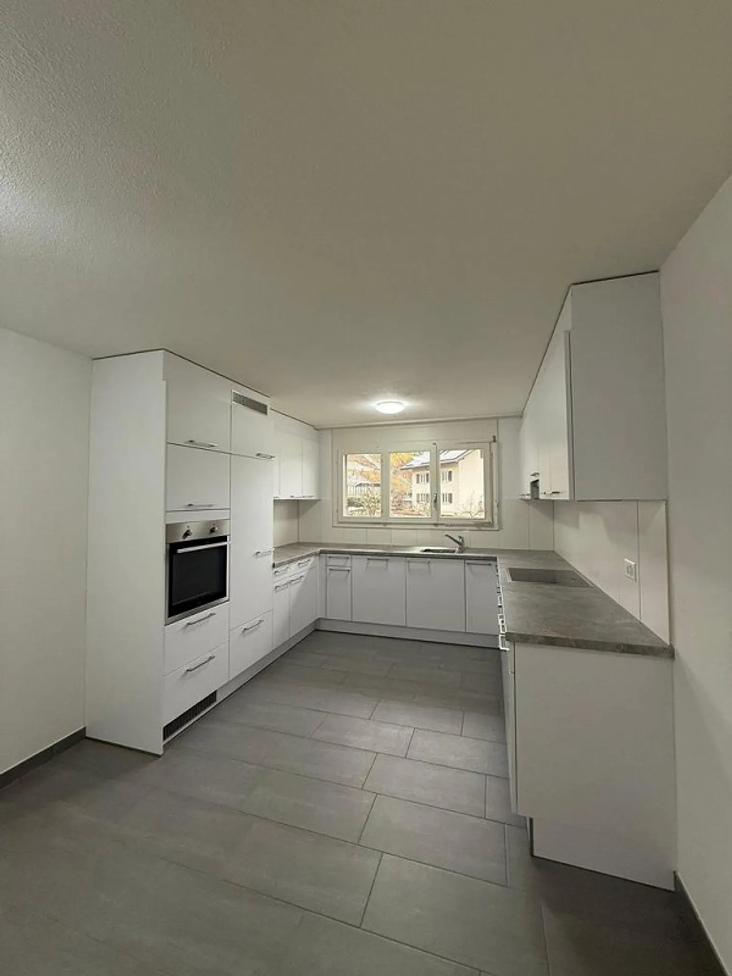 Luminoso appartamento di 4,5 stanze al 2° piano con balcone - Foto 2 di 11