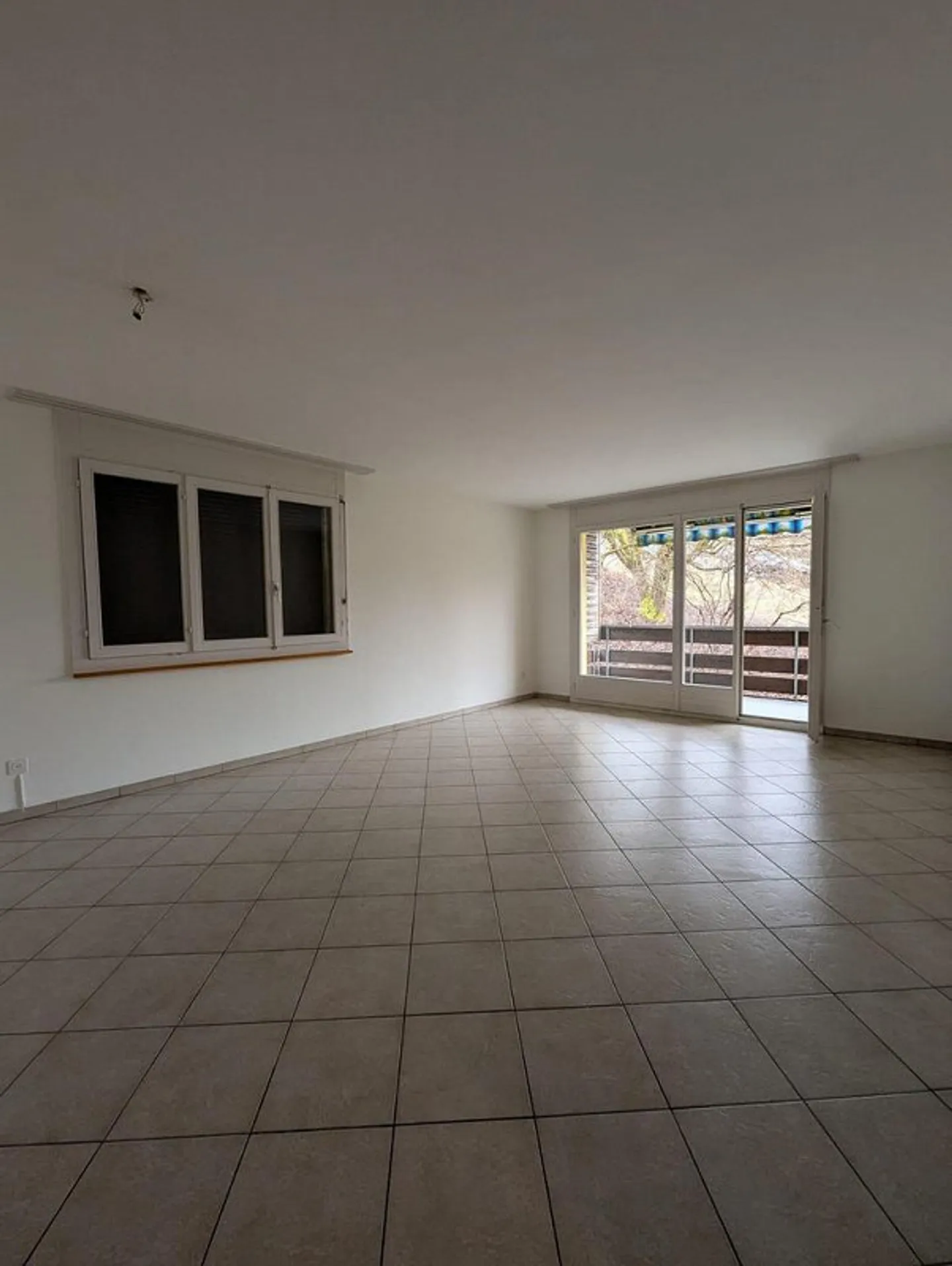 Luminoso appartamento di 4,5 stanze al 2° piano con balcone - Foto 3 di 11