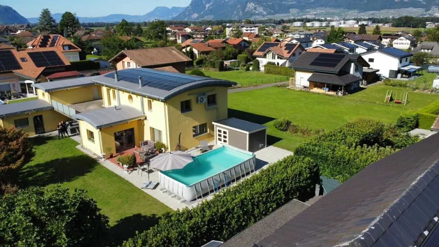 Magnifica villa indipendente con piscina, annesso e ampio terreno a Muraz-Collombey - Foto 1 di 22