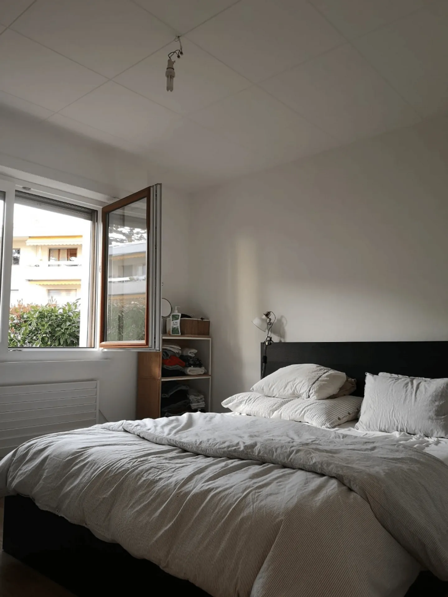 Appartement Charmant avec Terrasse - Photo 3 sur 4