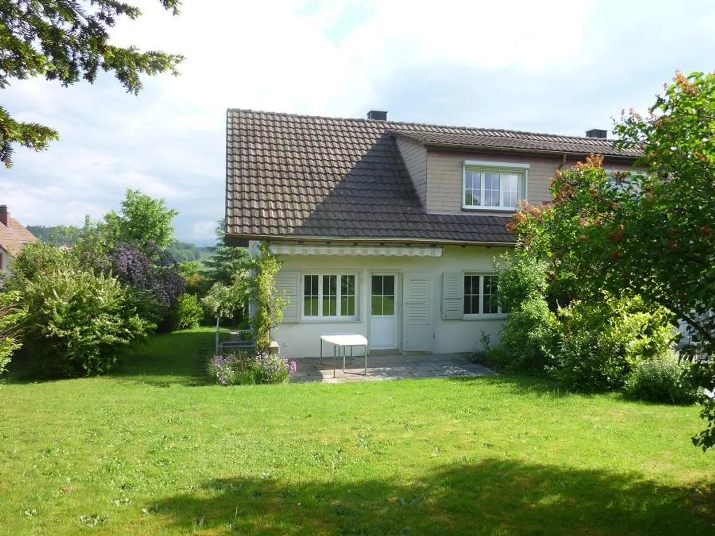 Charmante maison familiale jumelée avec grand jardin - Photo 1 sur 12