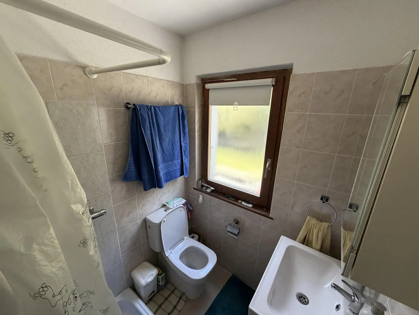 Chalet con due appartamenti di 3 camere, grande terreno edificabile in una posizione molto soleggiata... - Foto 15 di 72