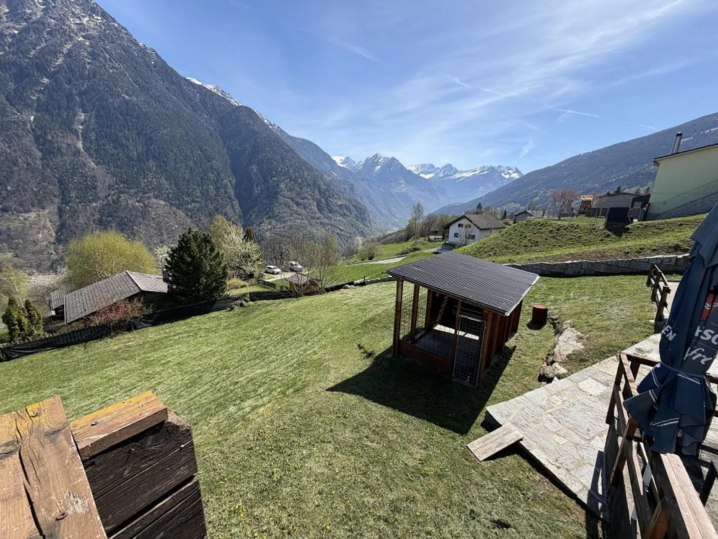 Chalet con due appartamenti di 3 camere, grande terreno edificabile in una posizione molto soleggiata... - Foto 21 di 72