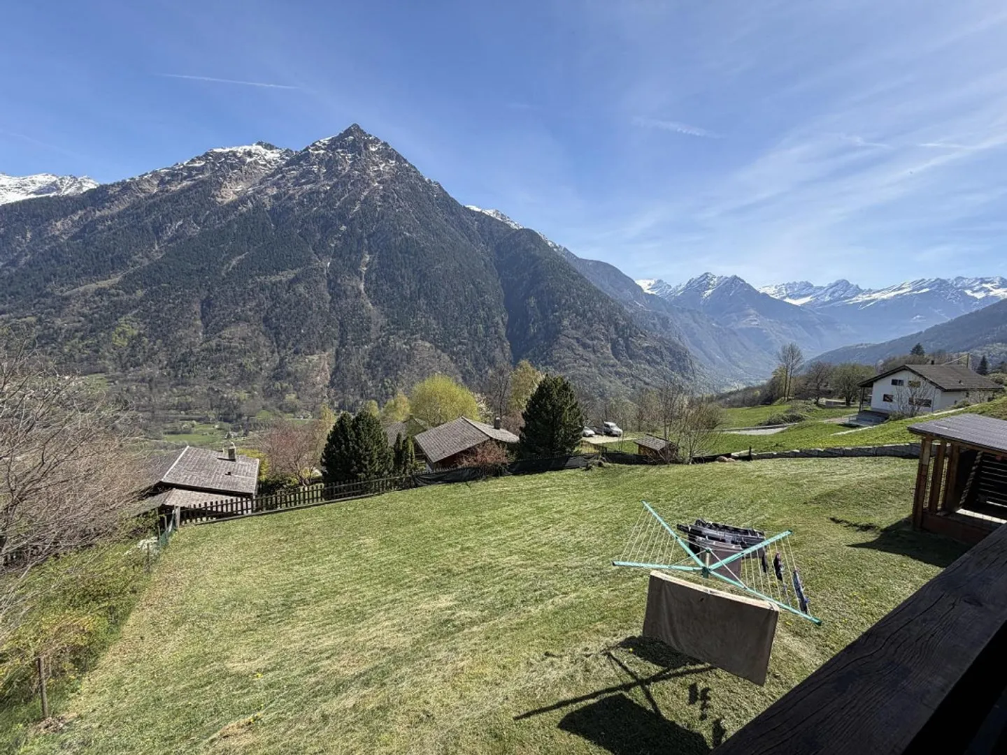 Chalet con due appartamenti di 3 camere, grande terreno edificabile in una posizione molto soleggiata... - Foto 24 di 72