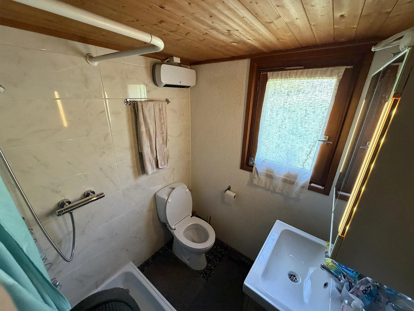 Chalet con due appartamenti di 3 camere, grande terreno edificabile in una posizione molto soleggiata... - Foto 35 di 72