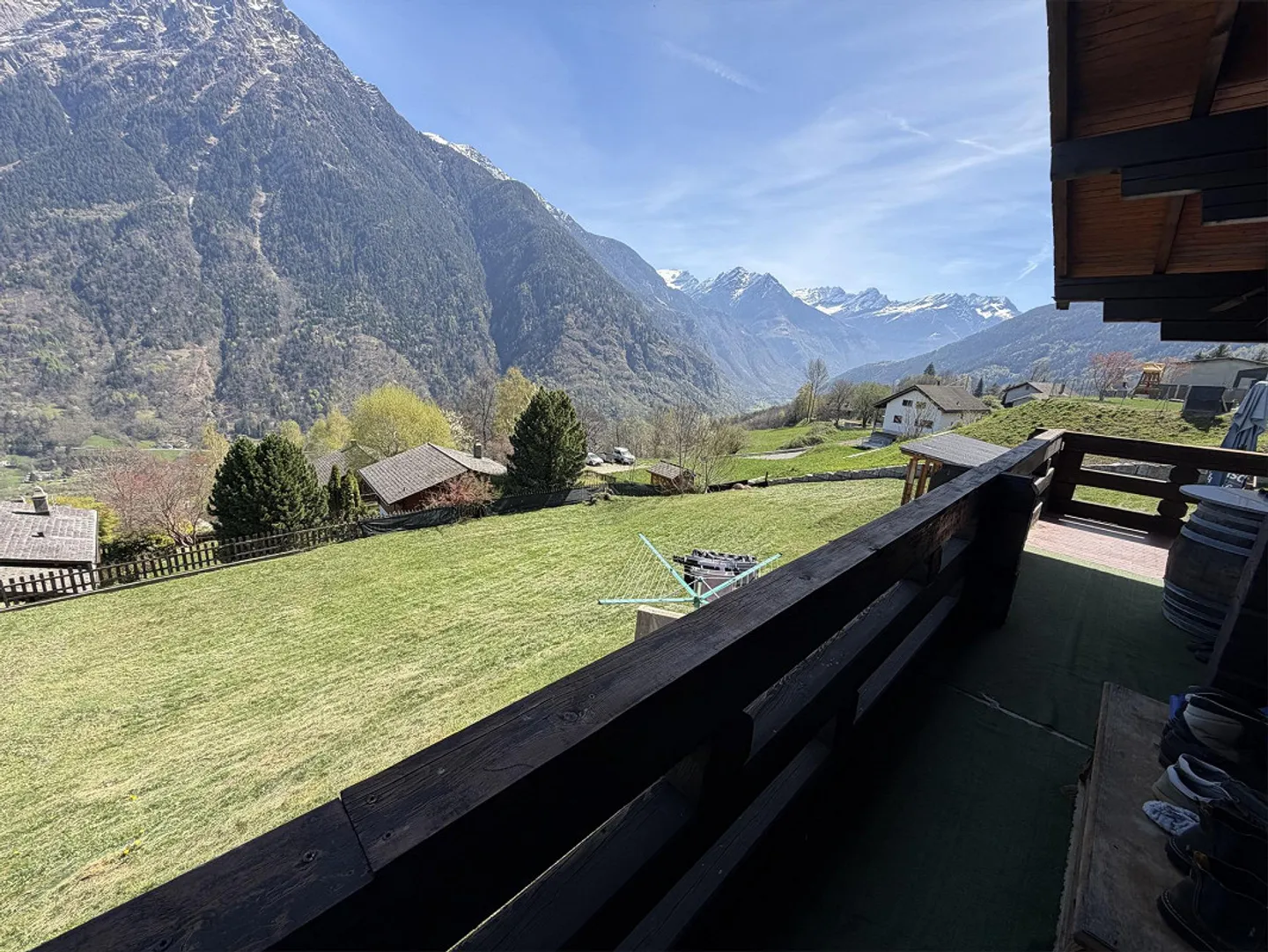 Chalet con due appartamenti di 3 camere, grande terreno edificabile in una posizione molto soleggiata... - Foto 38 di 72