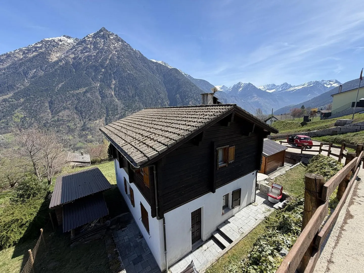 Chalet con due appartamenti di 3 camere, grande terreno edificabile in una posizione molto soleggiata... - Foto 28 di 72