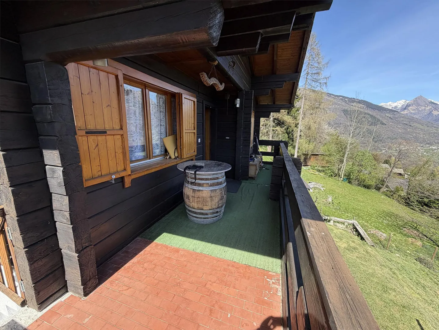 Chalet con due appartamenti di 3 camere, grande terreno edificabile in una posizione molto soleggiata... - Foto 40 di 72