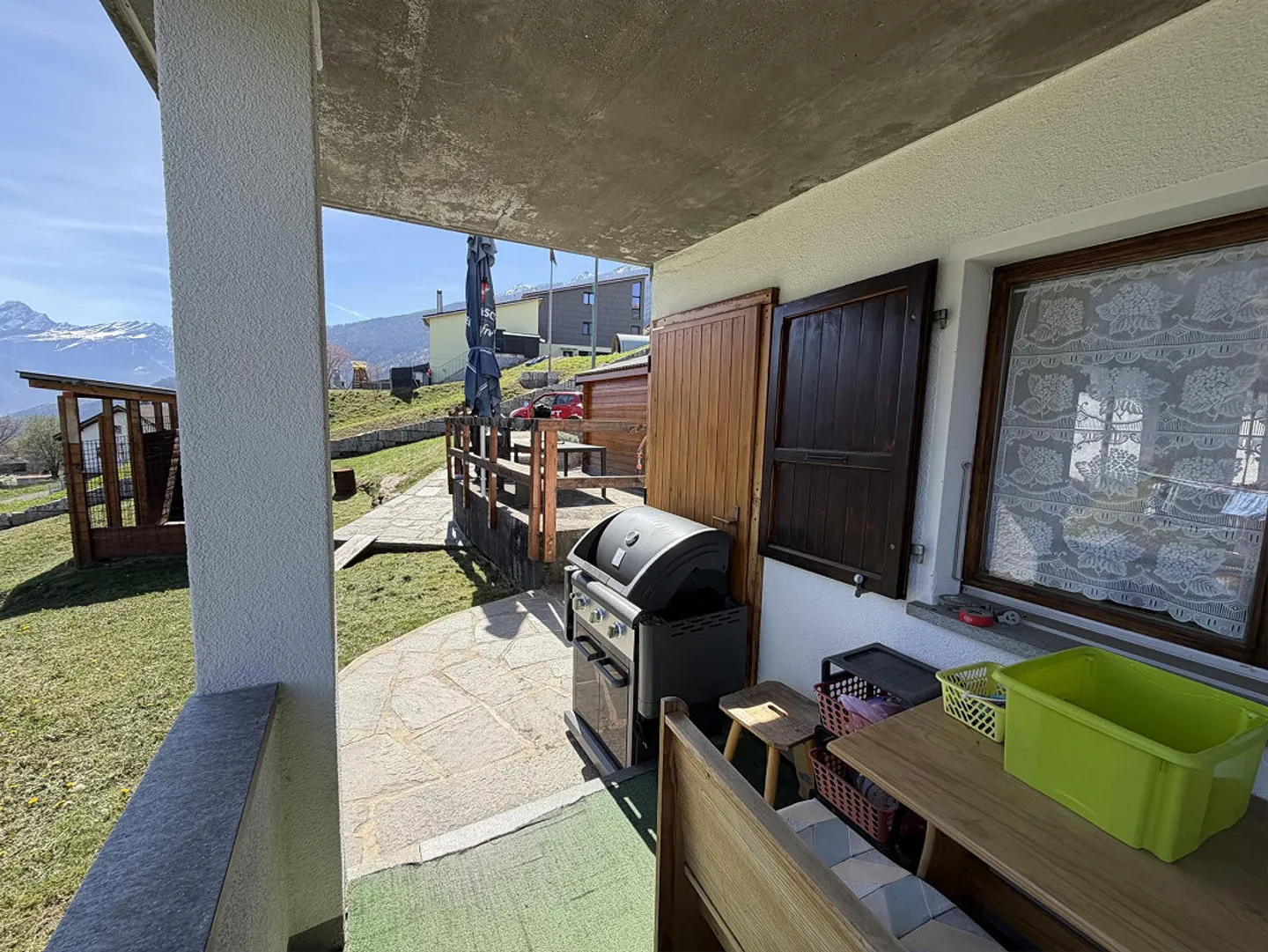 Chalet con due appartamenti di 3 camere, grande terreno edificabile in una posizione molto soleggiata... - Foto 41 di 72