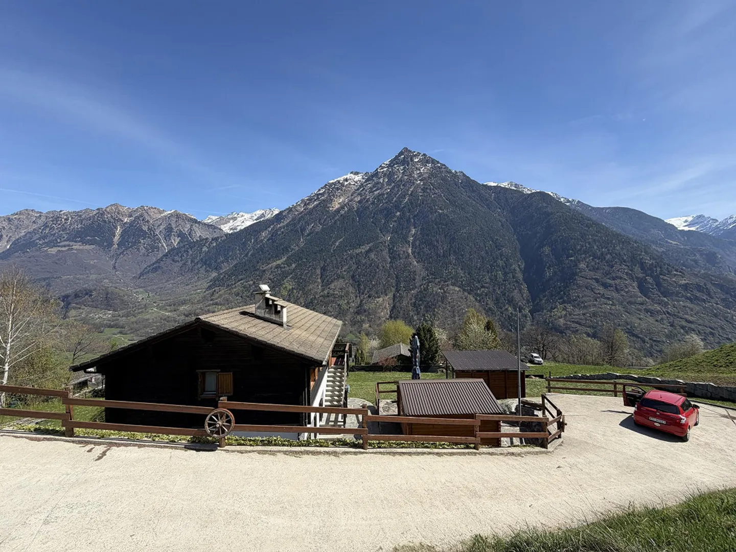 Chalet con due appartamenti di 3 camere, grande terreno edificabile in una posizione molto soleggiata... - Foto 42 di 72