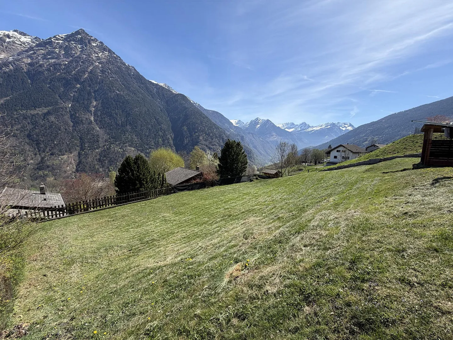 Chalet con due appartamenti di 3 camere, grande terreno edificabile in una posizione molto soleggiata... - Foto 45 di 72