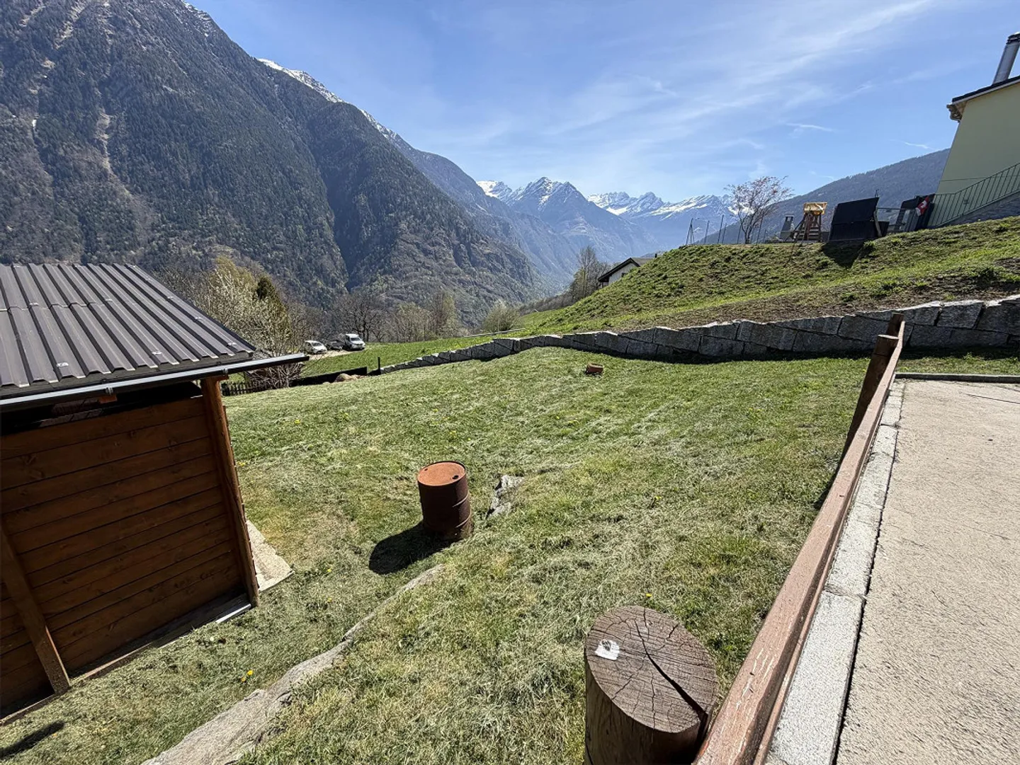 Chalet con due appartamenti di 3 camere, grande terreno edificabile in una posizione molto soleggiata... - Foto 46 di 72