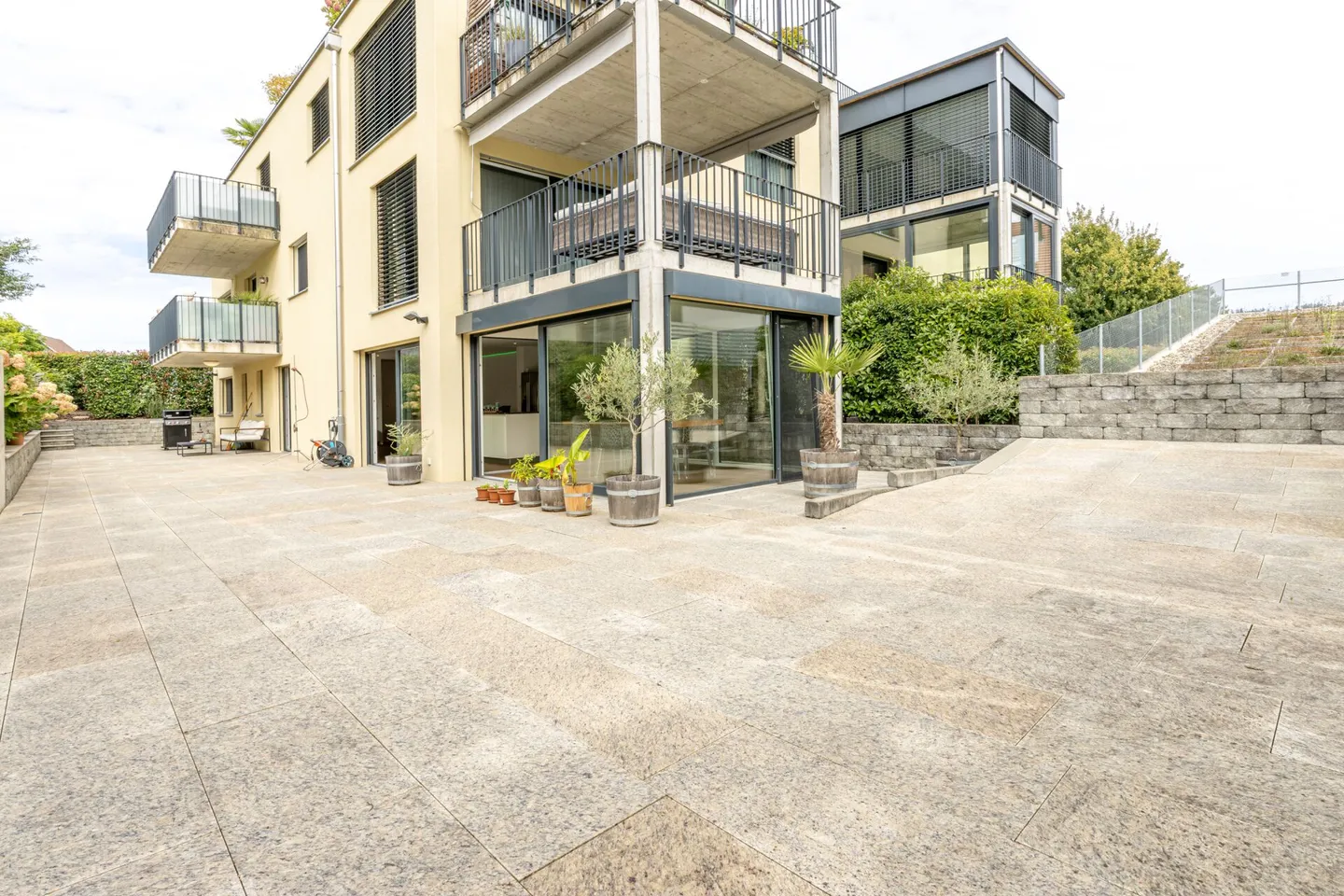 Condominio moderno di 4,5 stanze con grande area esterna e giardino d'inverno - Foto 1 di 14