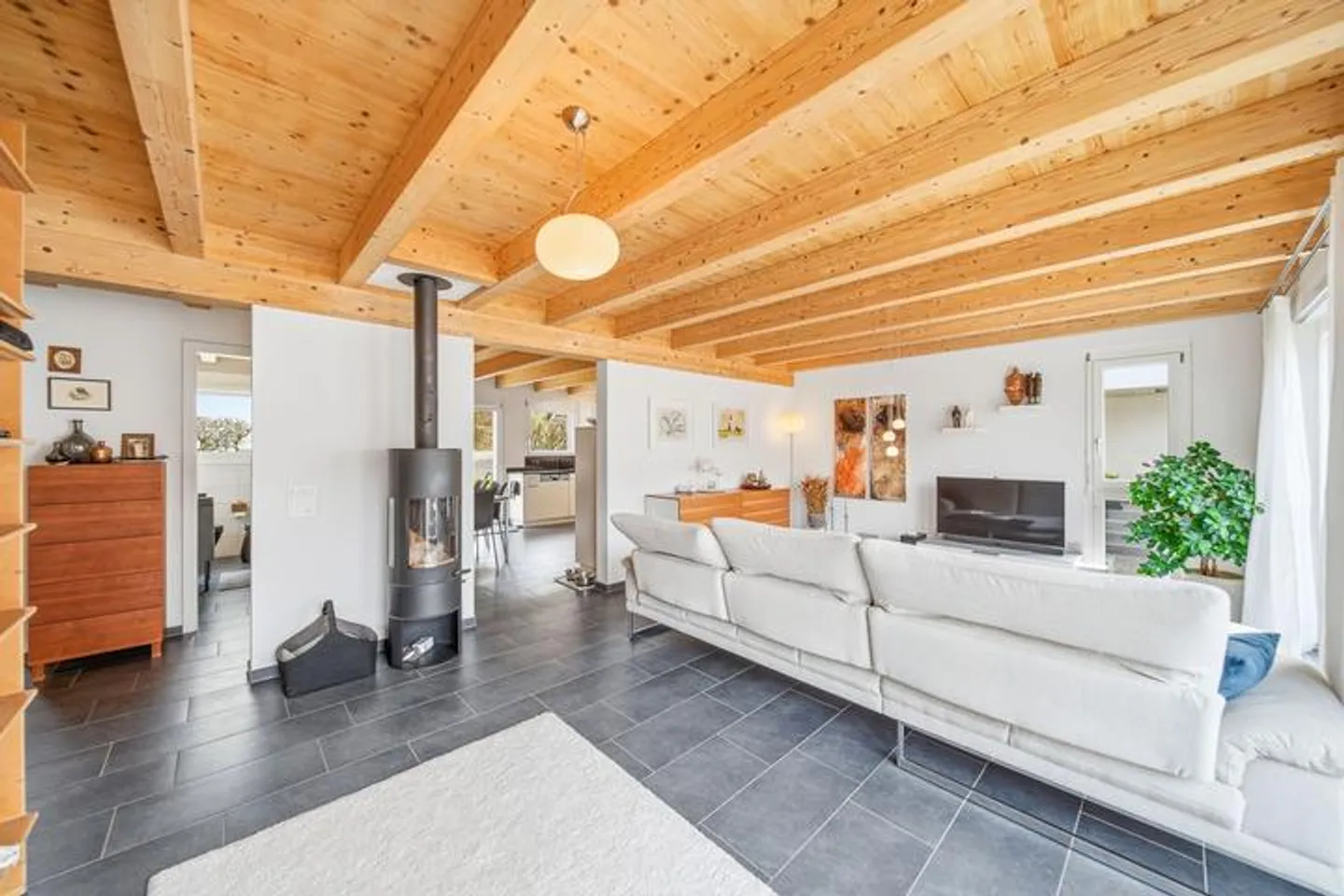 UNE MAISON AVEC DU COEUR : MODERNE, CHAUDE ET ACCUEILLANTE - Photo 2 sur 9