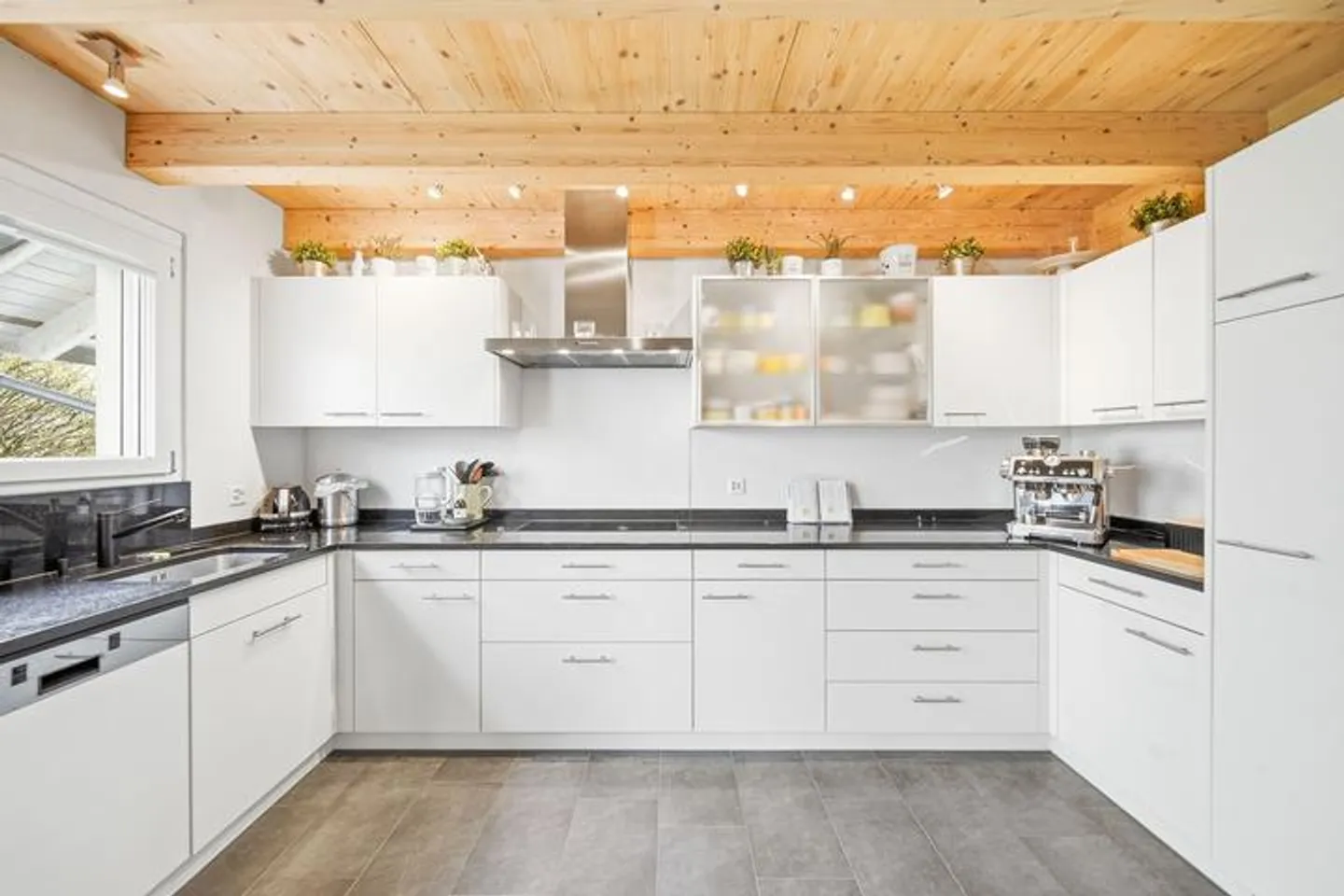 UNE MAISON AVEC DU COEUR : MODERNE, CHAUDE ET ACCUEILLANTE - Photo 3 sur 9