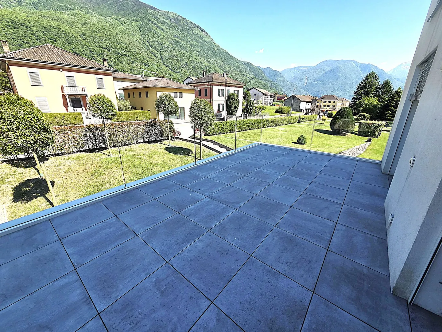 Modern apartment with 3.5 rooms in Claro – panoramic view and full accessibility - Photo 2 of 9