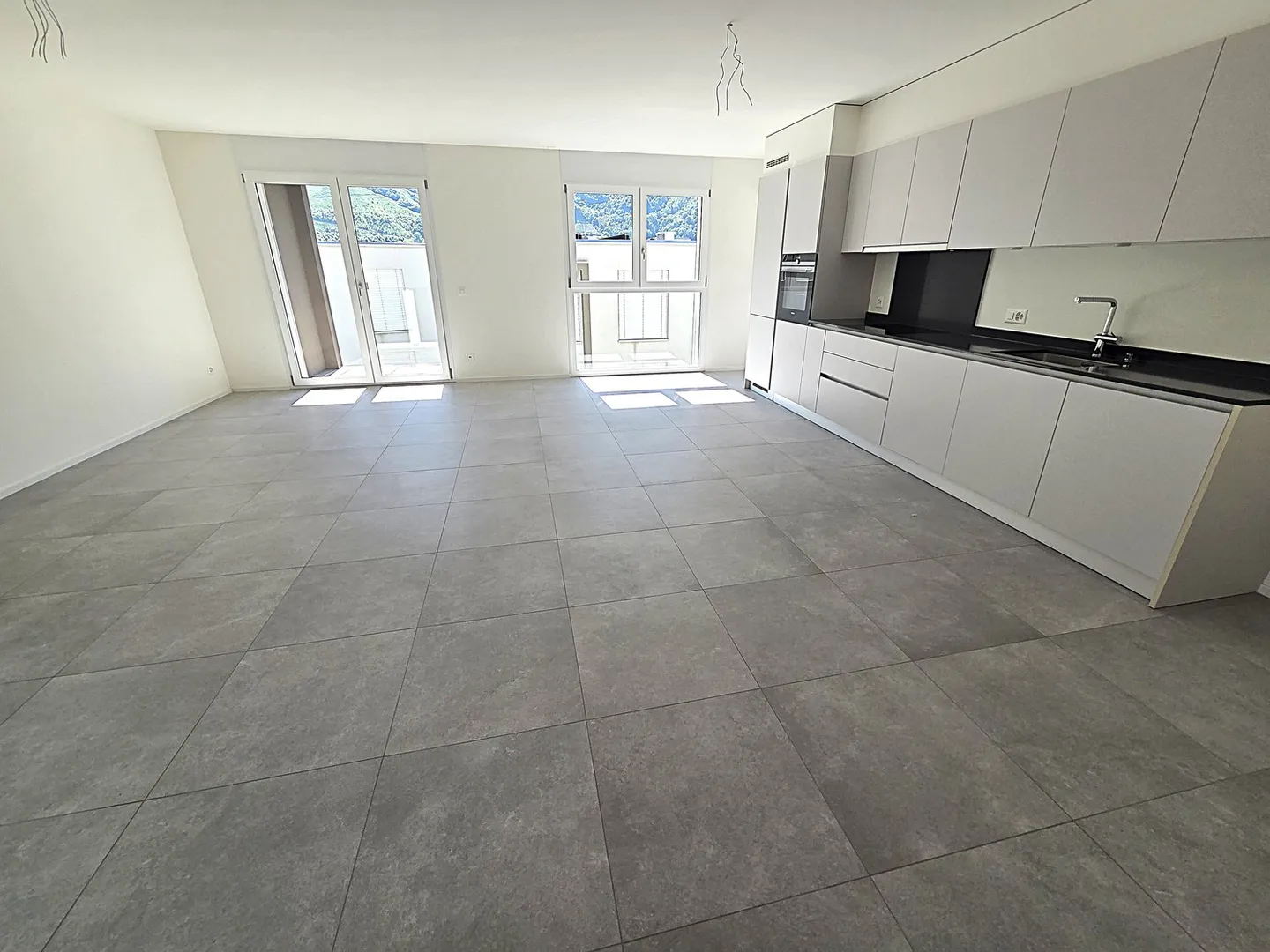 Modern apartment with 3.5 rooms in Claro – panoramic view and full accessibility - Photo 4 of 9
