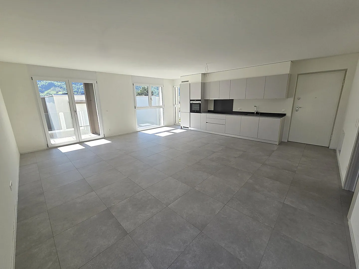 Modern apartment with 3.5 rooms in Claro – panoramic view and full accessibility - Photo 5 of 9