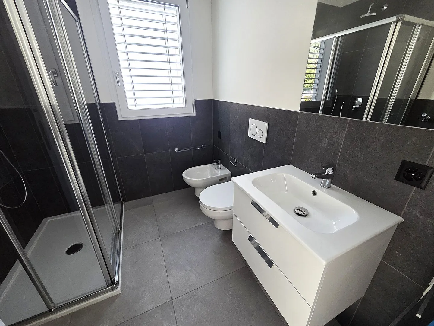 Modern apartment with 3.5 rooms in Claro – panoramic view and full accessibility - Photo 7 of 9