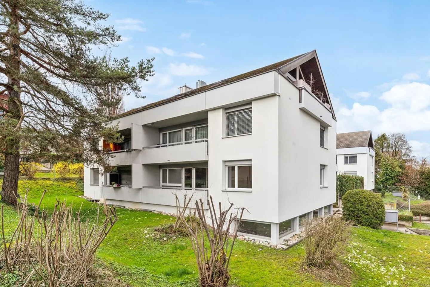 Luminoso appartamento di 4 stanze in una piccola casa plurifamiliare in affitto - Foto 1 di 12