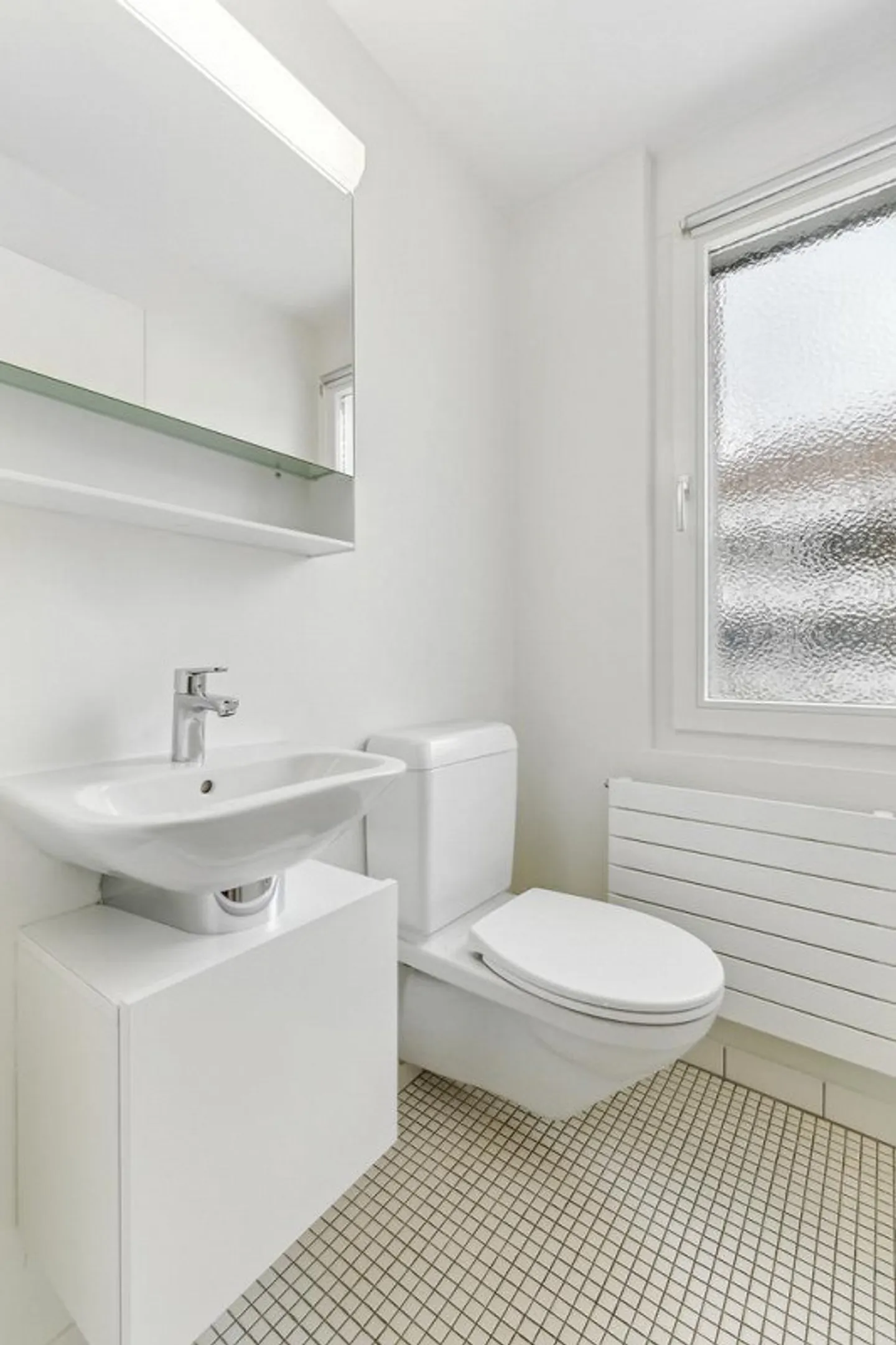 Luminoso appartamento di 4 stanze in una piccola casa plurifamiliare in affitto - Foto 6 di 12