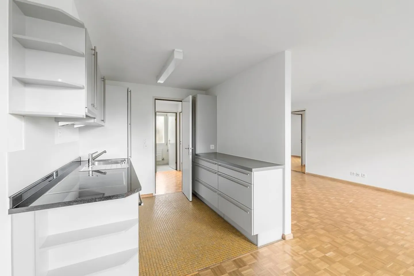 Luminoso appartamento di 4 stanze in una piccola casa plurifamiliare in affitto - Foto 5 di 12