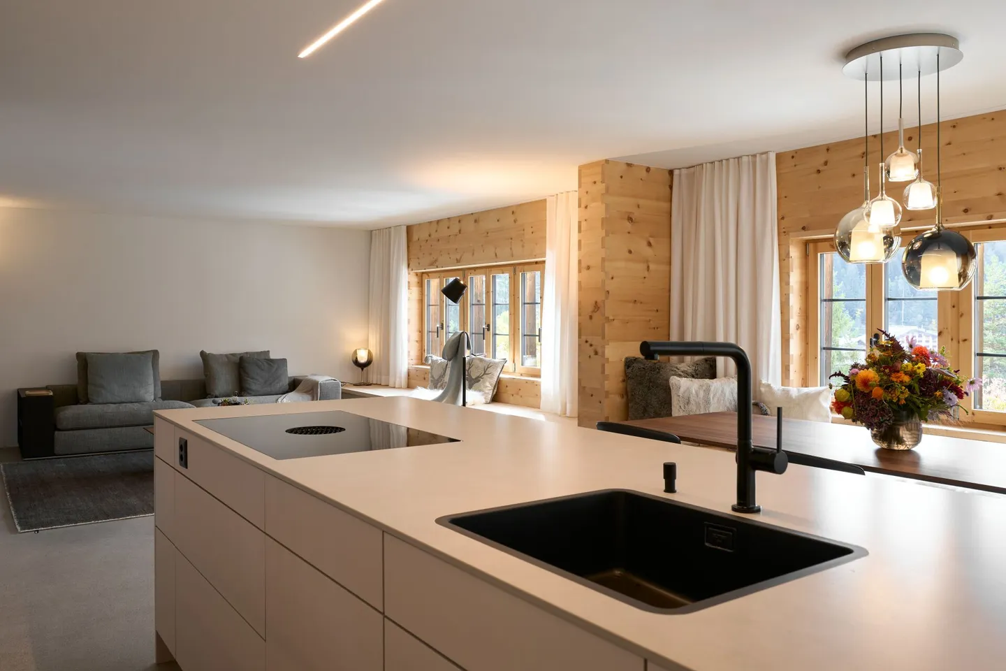 Managed 3.5 Room Apartment in LAAX - Photo 3 of 14