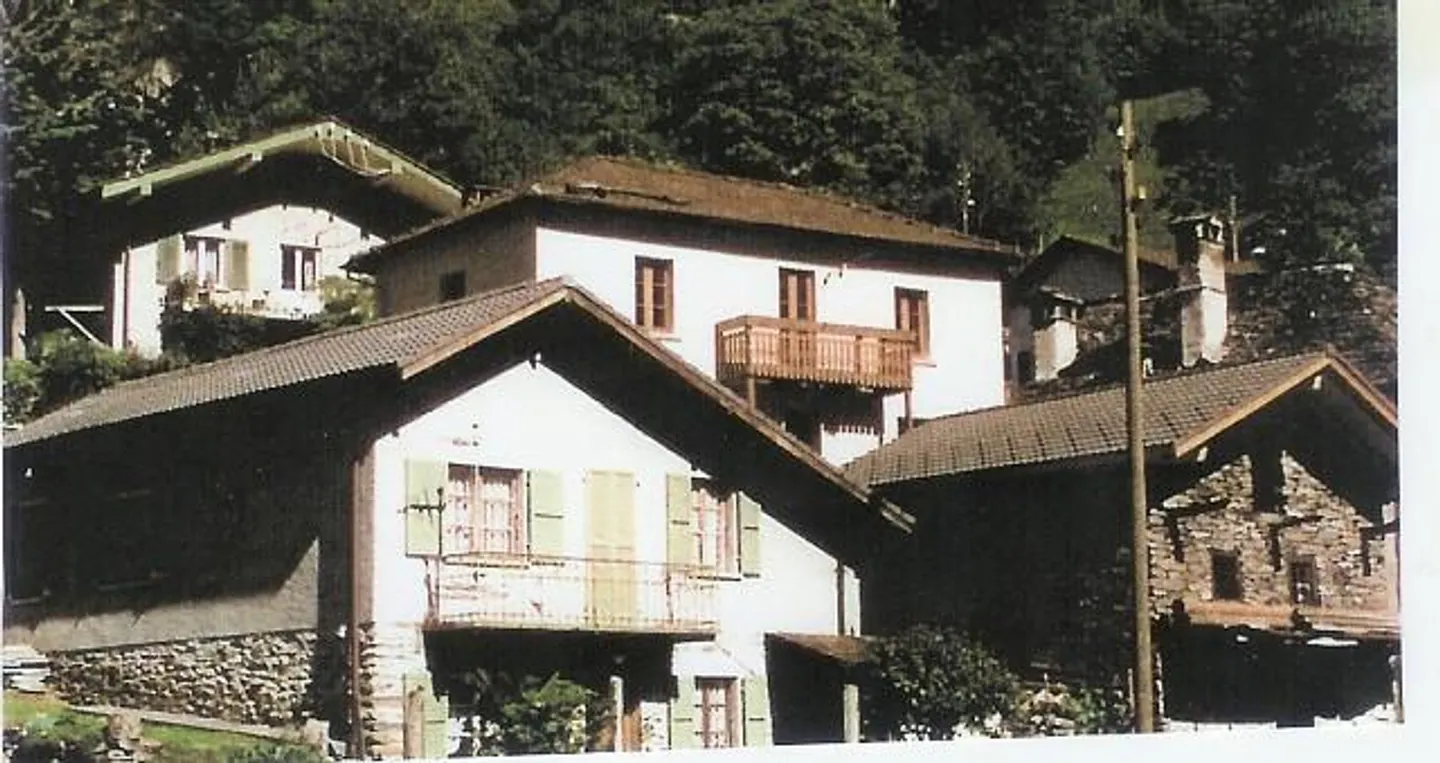 Incantevole casa plurifamiliare a Buseno - Foto 1 di 14