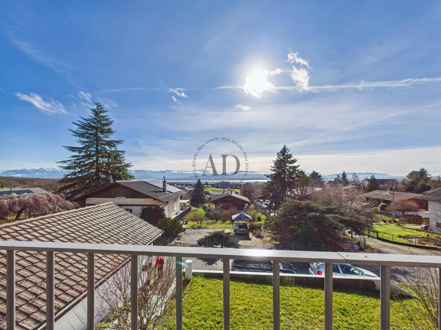 Moderne Haus mit Blick auf den See und die Berge - Foto 1 von 1