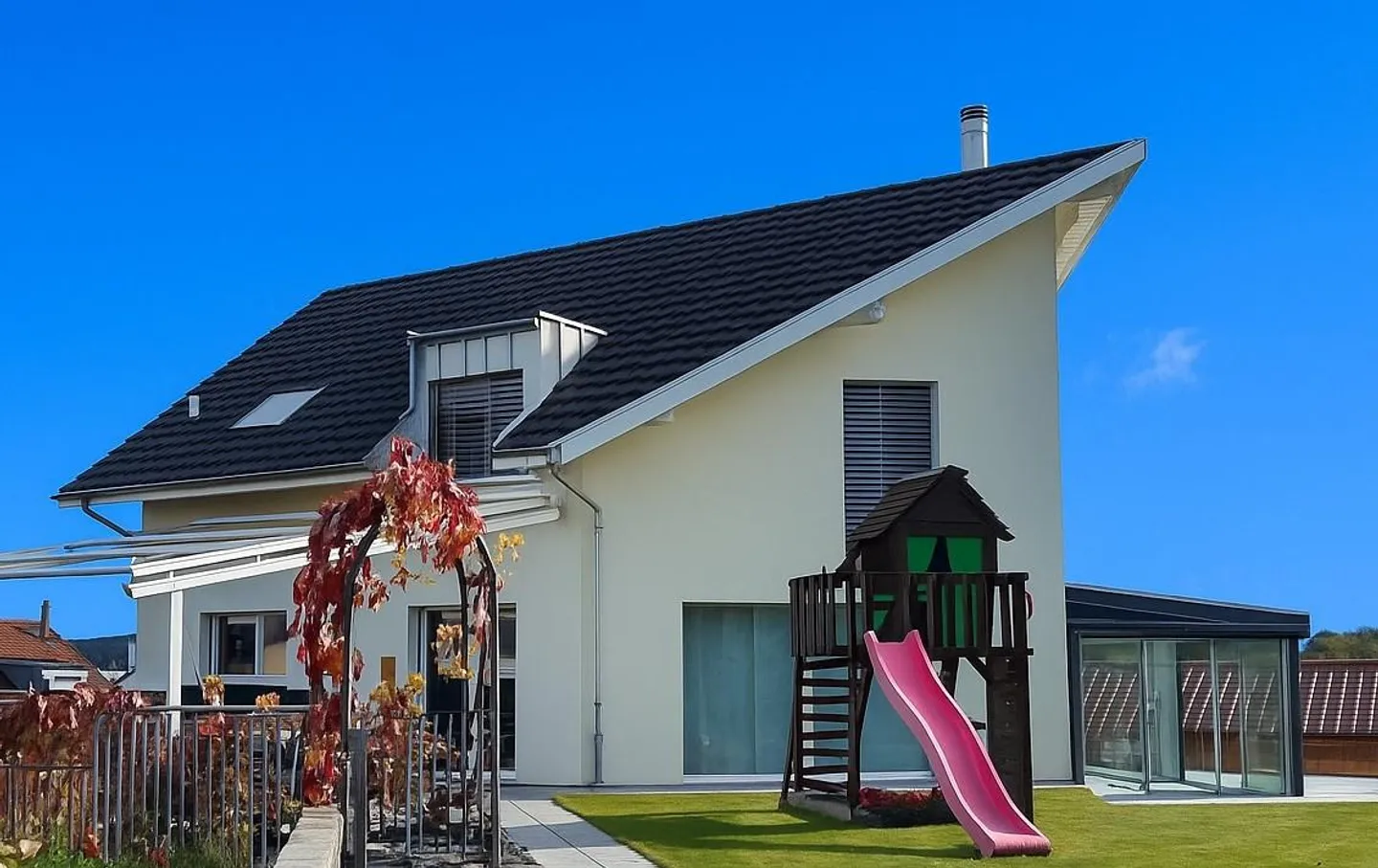 Modernes Einfamilienhaus mit Garten - Foto 1 von 13
