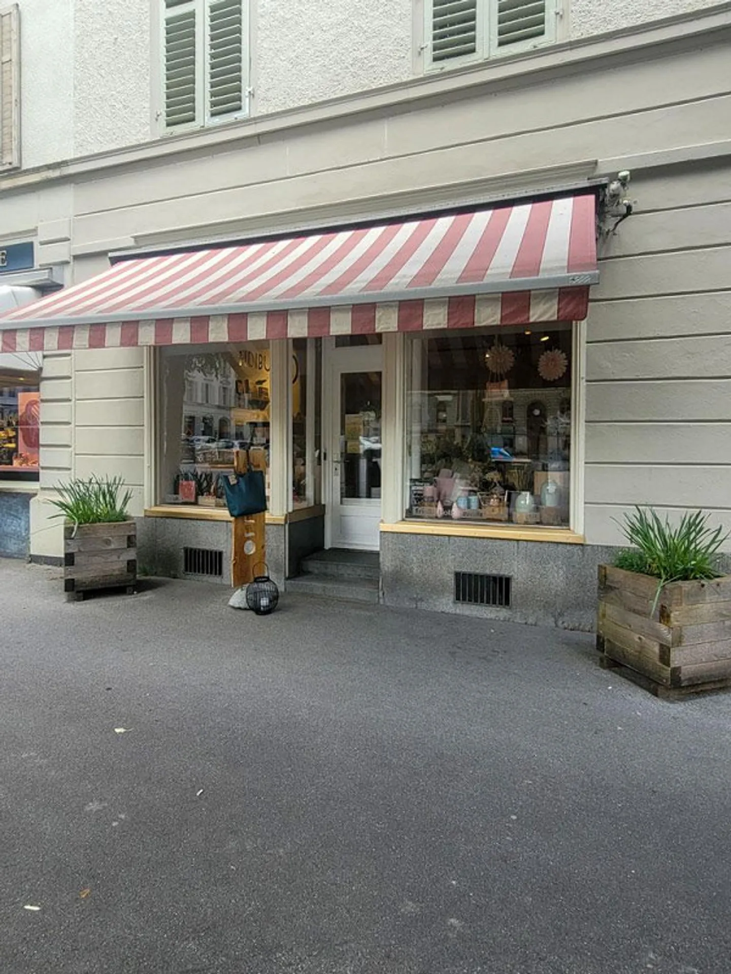 Ladenlokal an sehr attraktiver Lage inmitten von Glarus - Photo 1 sur 7