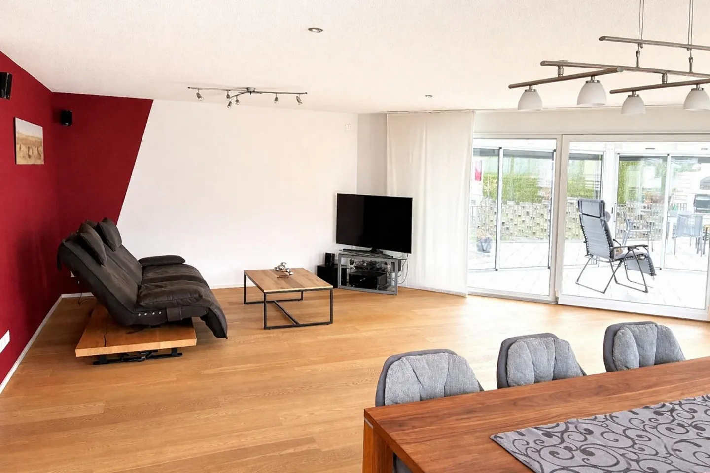 Modernes Einfamilienhaus mit Garten - Foto 3 von 13