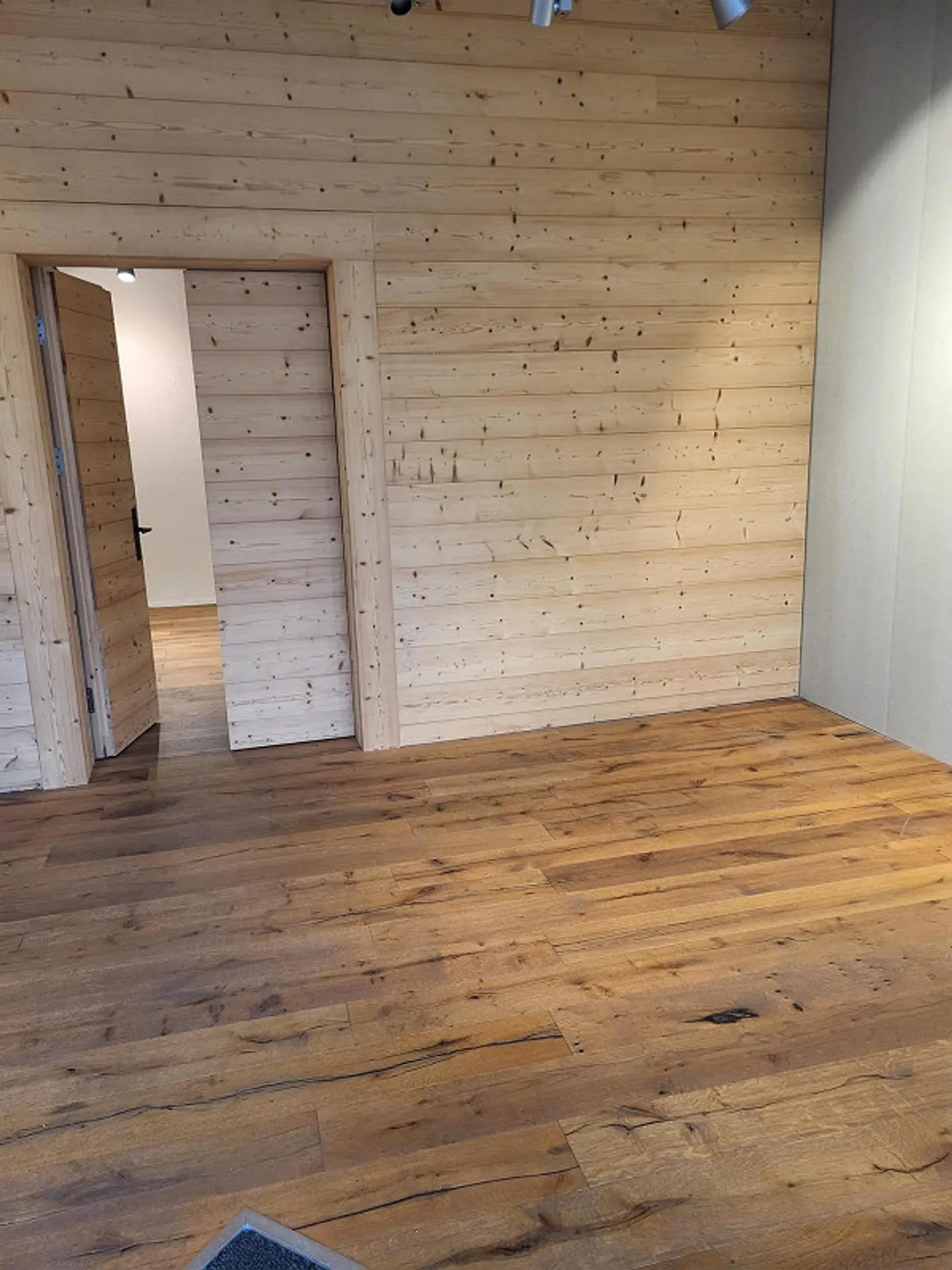 Ladenlokal an sehr attraktiver Lage inmitten von Glarus - Photo 6 sur 7