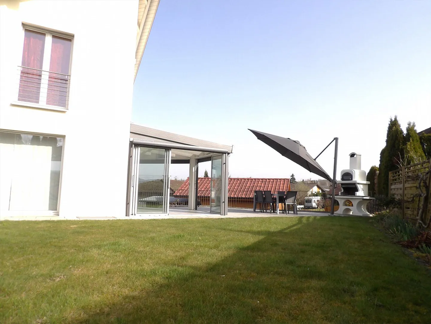 Modernes Einfamilienhaus mit Garten - Foto 12 von 13