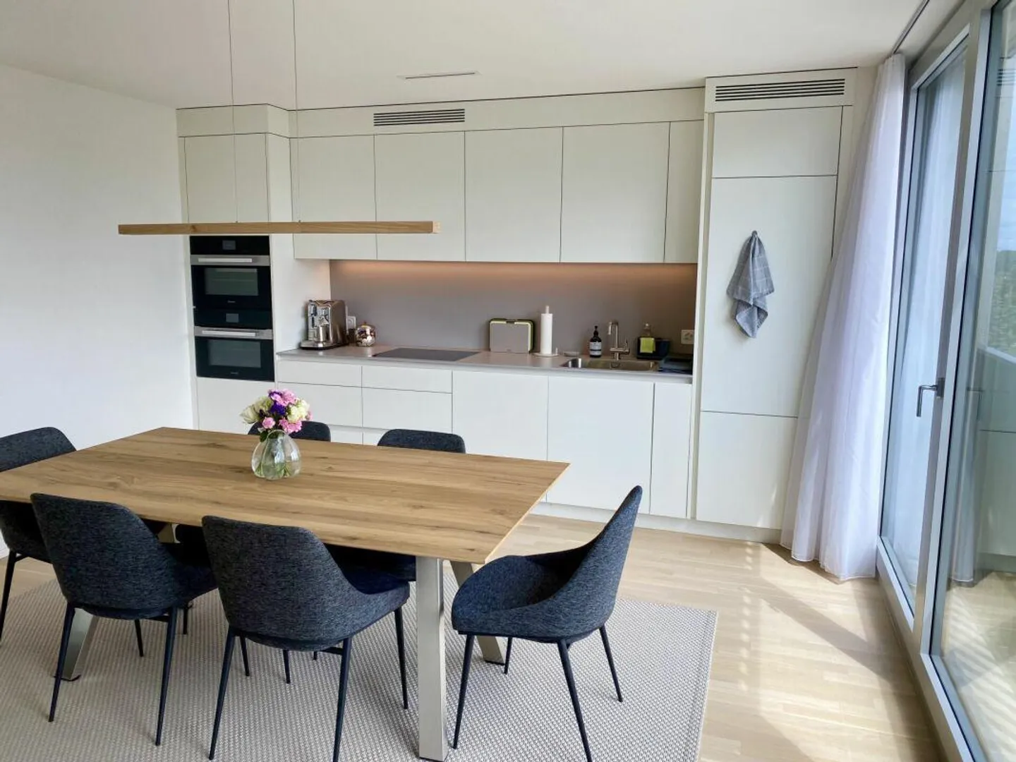 Situato in posizione centrale, top moderno e sopra i tetti di Wittenbach... - Foto 2 di 9