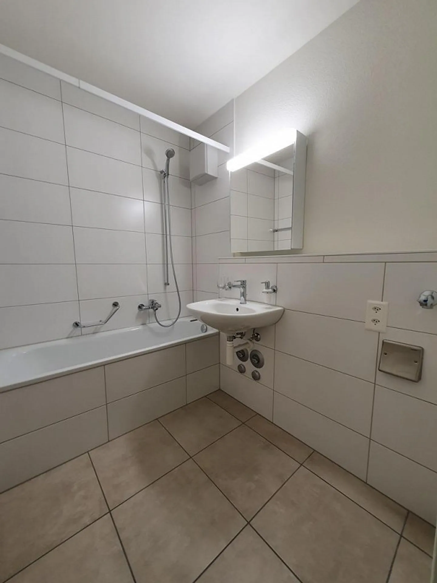 Großzügige Wohnung mit Rheinblick - Foto 3 von 11