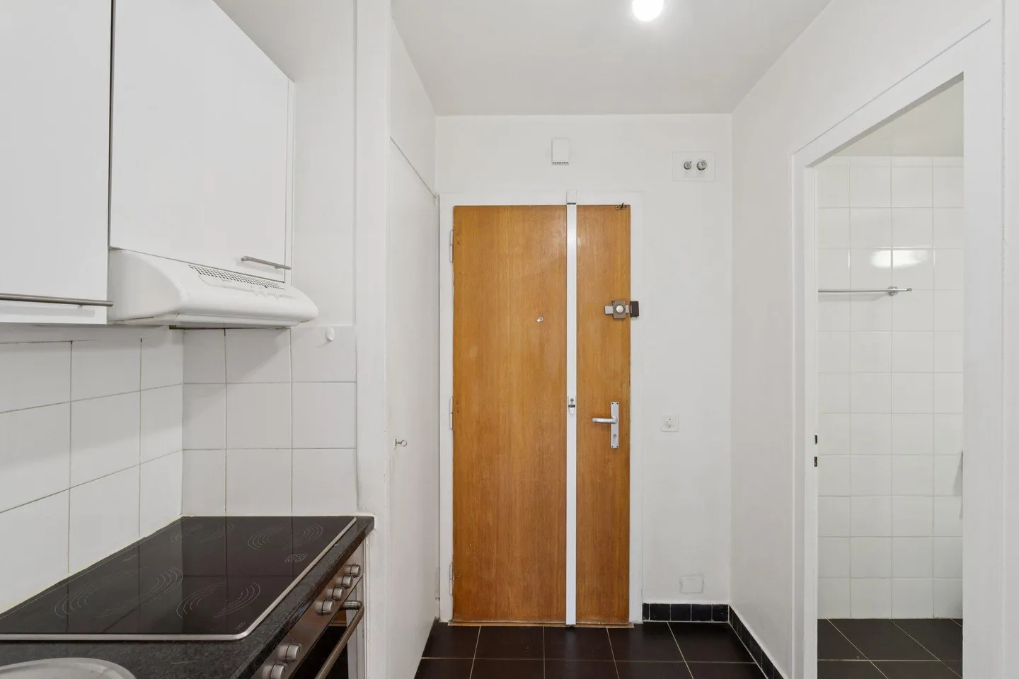 Charming Studio on 5th Floor - Photo 4 of 5