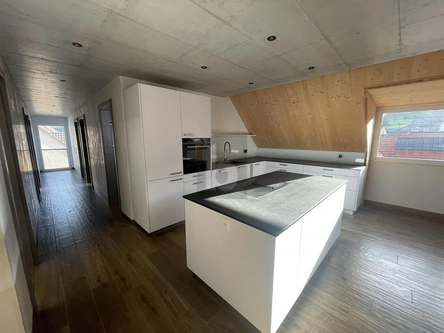 SPACIOUS COMFORT WITH LOGGIA - Photo 2 of 6