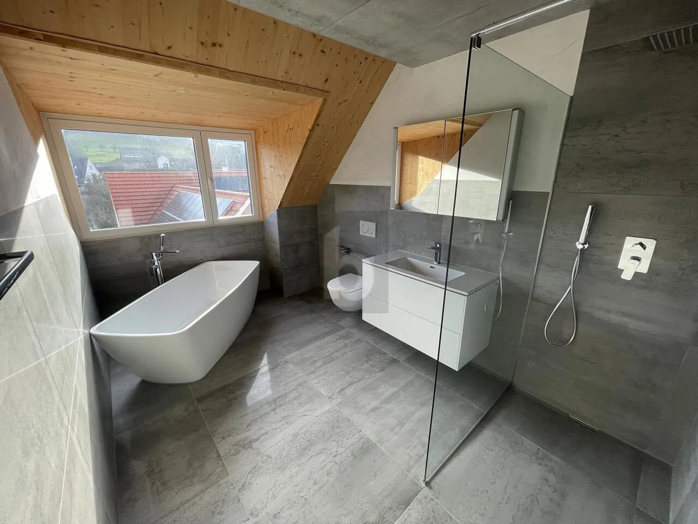 SPACIOUS COMFORT WITH LOGGIA - Photo 3 of 6