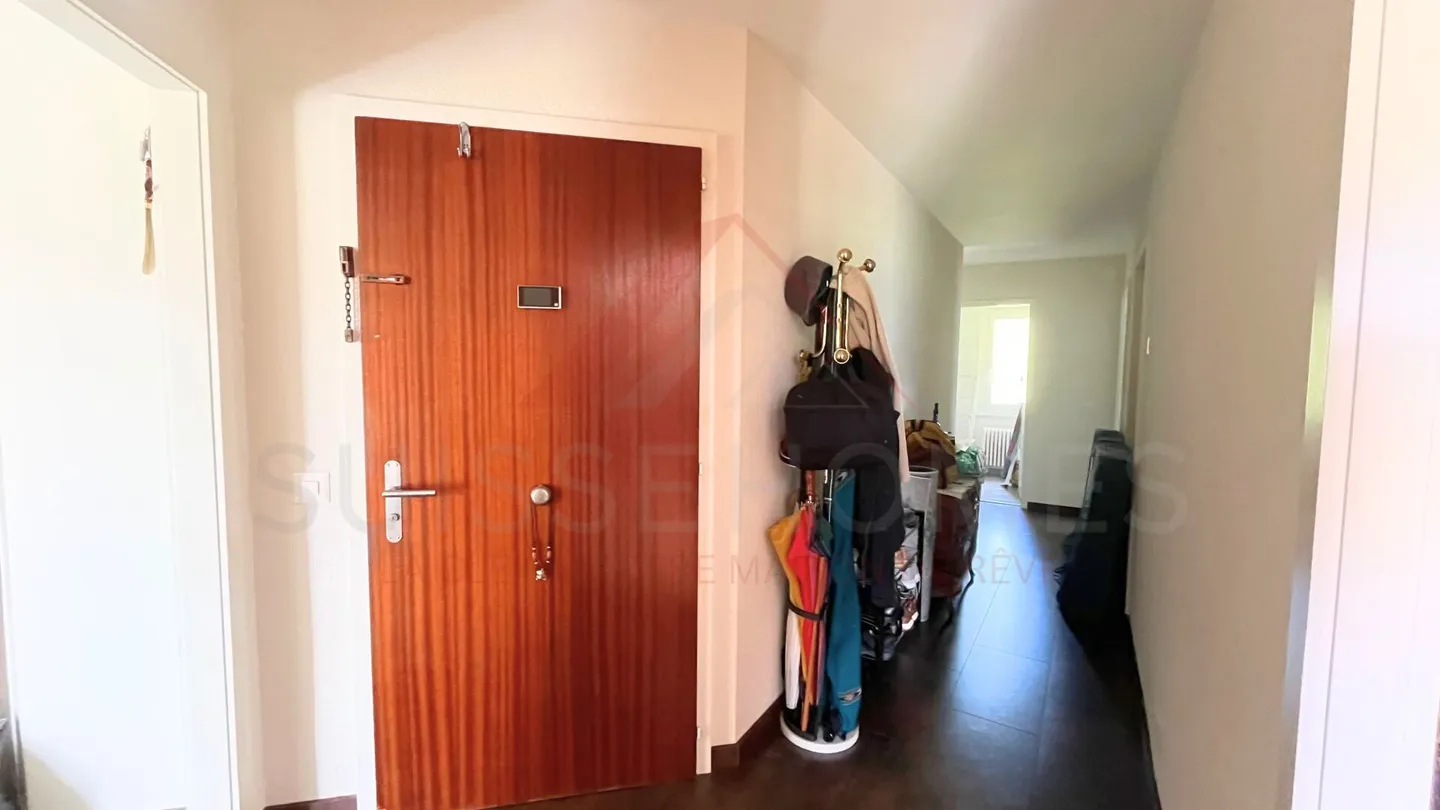 Rare à Le Locle : Appartement spacieux de 3,5 pièces avec 91 m² et loggia fermée avec vue panoramique - Photo 3 sur 11