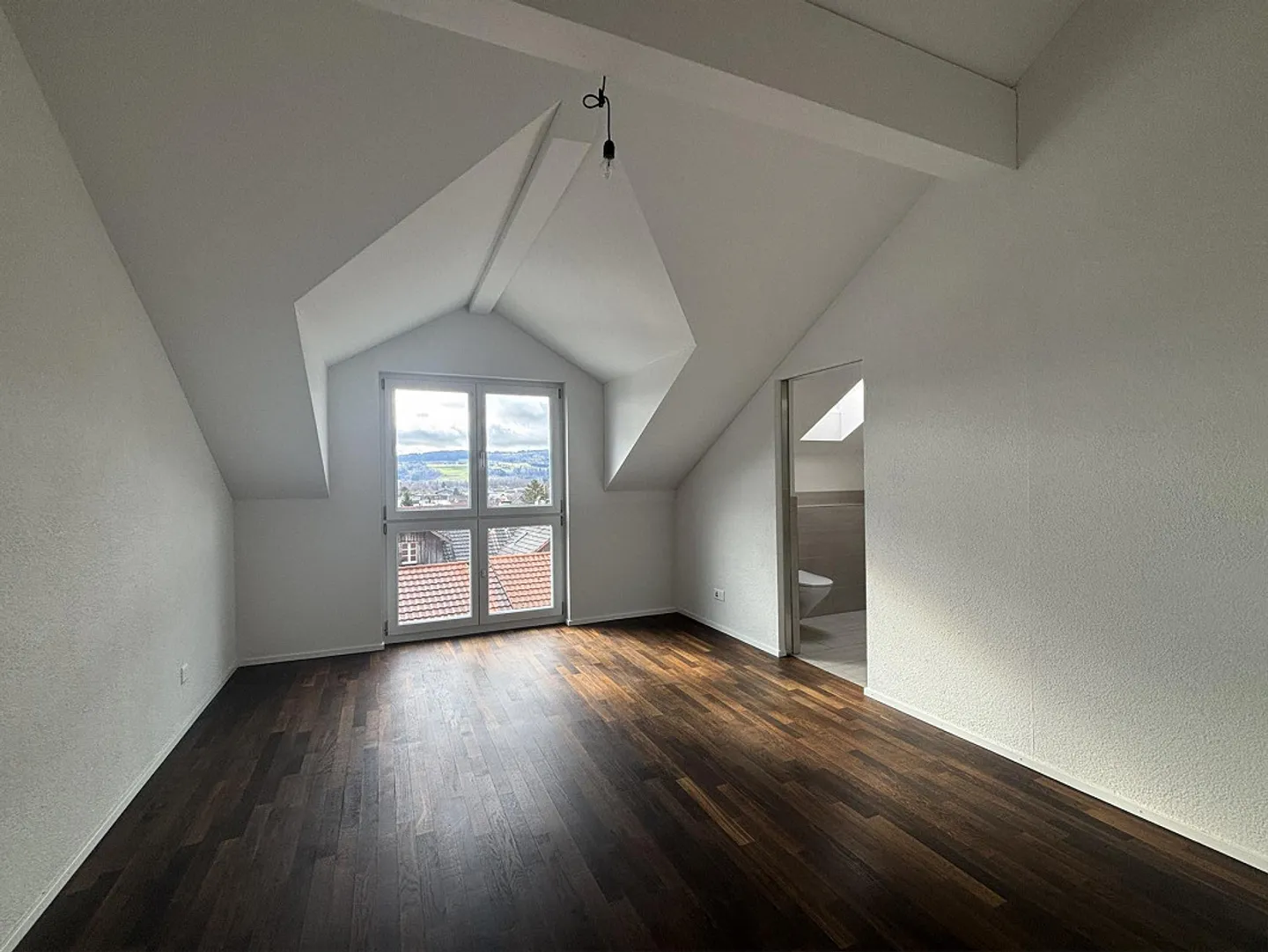 Appartement sous les combles de 4,5 pièces ensoleillé avec belle vue - Photo 7 sur 12