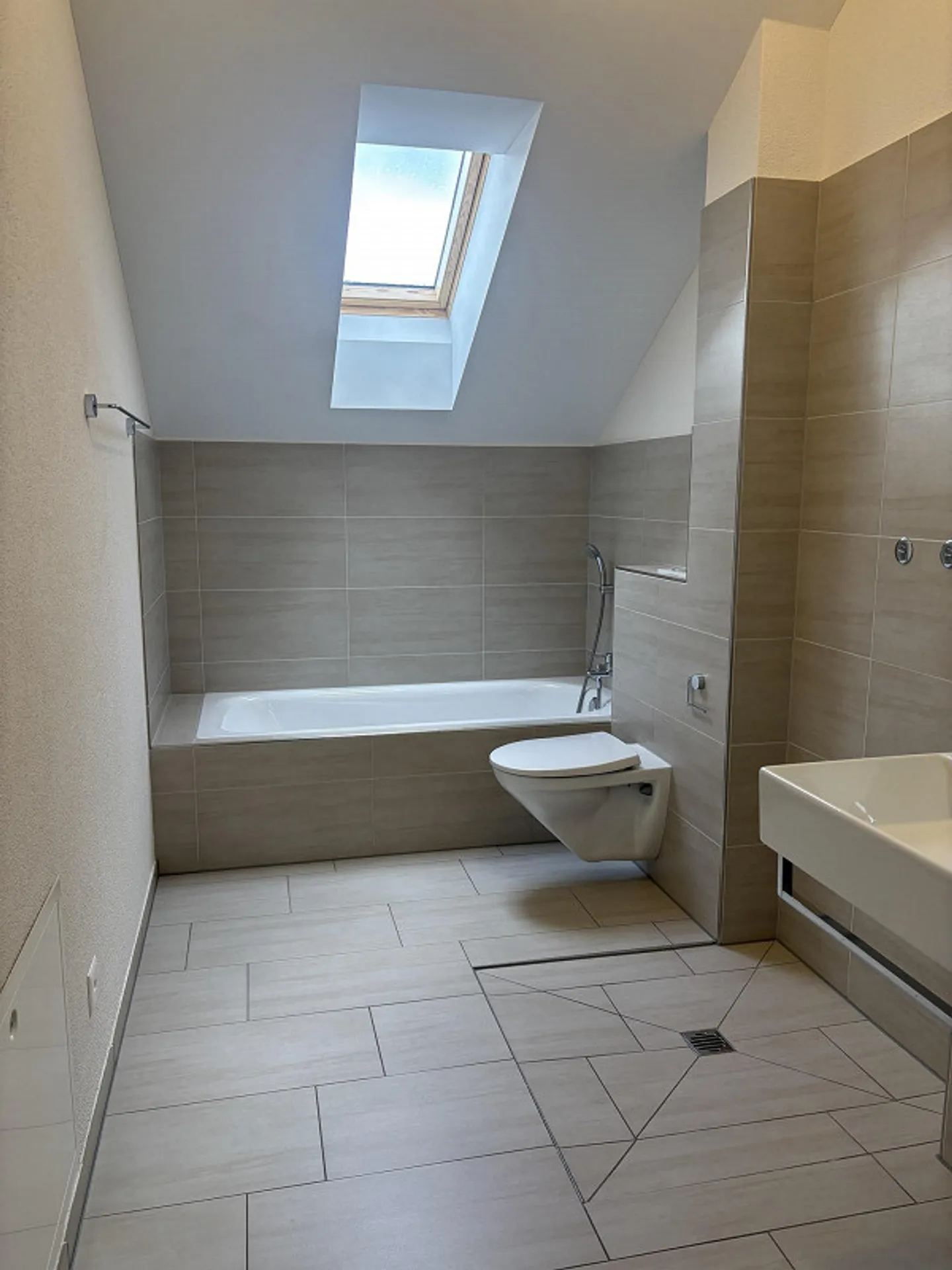 Appartement sous les combles de 4,5 pièces ensoleillé avec belle vue - Photo 8 sur 12