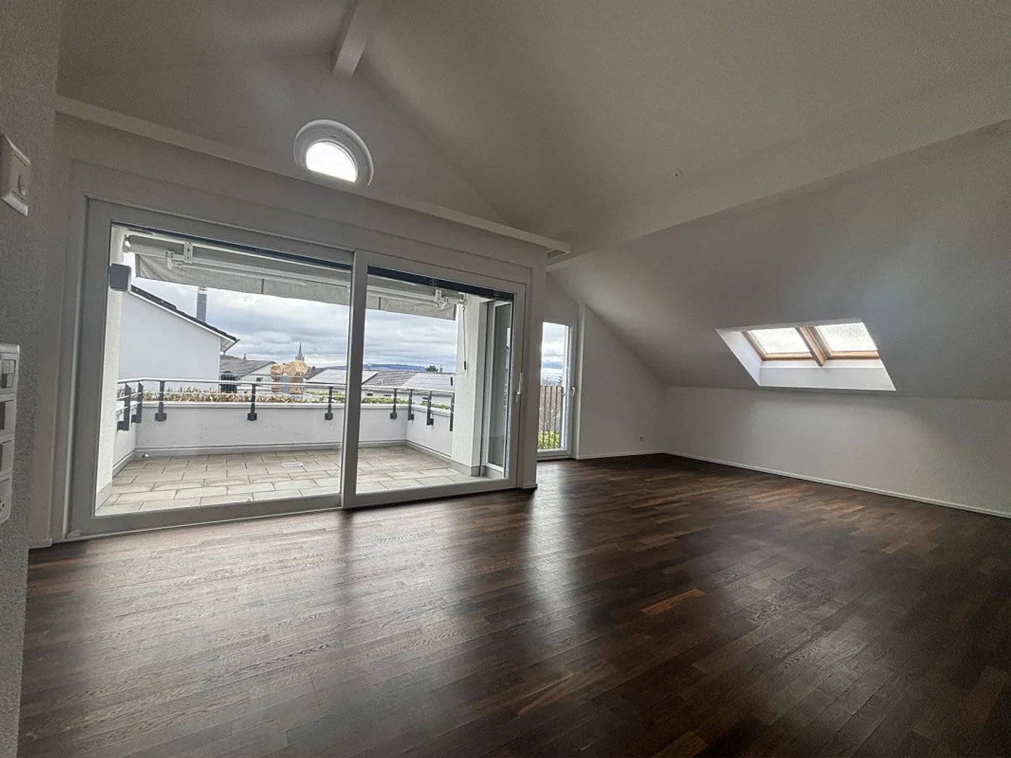 Appartement sous les combles de 4,5 pièces ensoleillé avec belle vue - Photo 3 sur 12